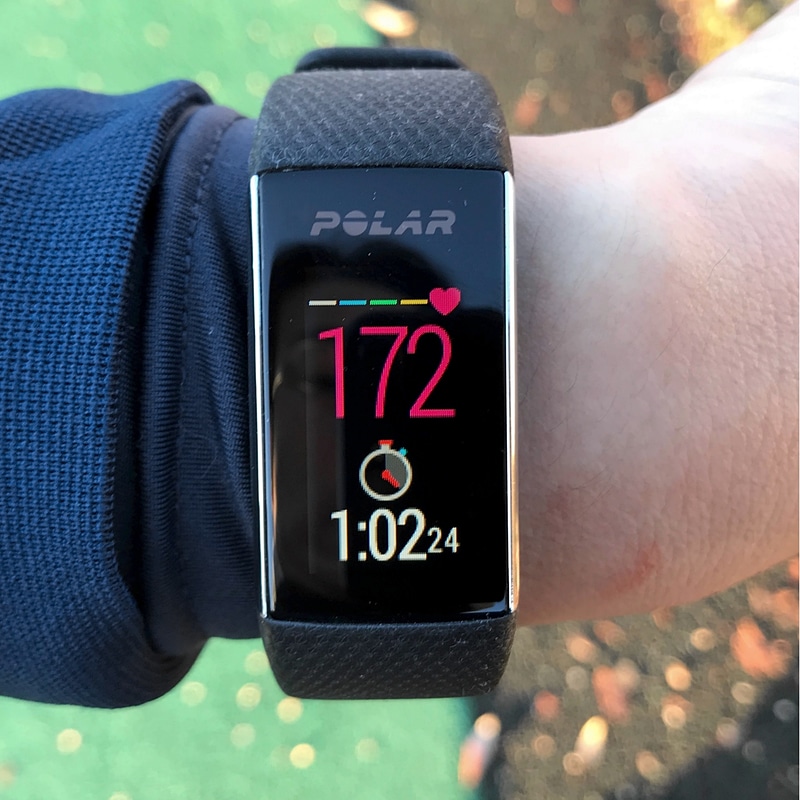 ランニング中のメイン表示画面。上が心拍数で下が経過時間。心拍数の色で負荷を確認できます