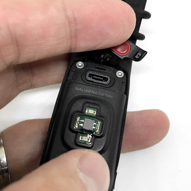 充電は背面のカバーをパカッと外すと現れるmicroUSB端子で行います