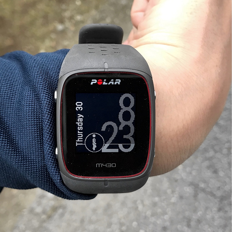 ランニングウォッチ「Polar M430」。画面は白黒ですが常時表示、時計のフェイスも5種類から変更可能です