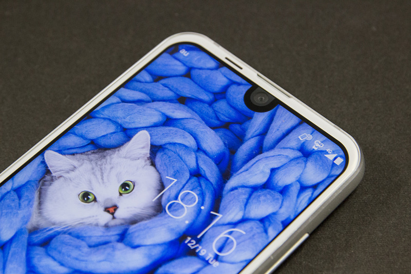 インカメラが画面上部に食い込むデザイン