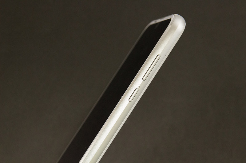 右側面に音量キーと電源ボタン