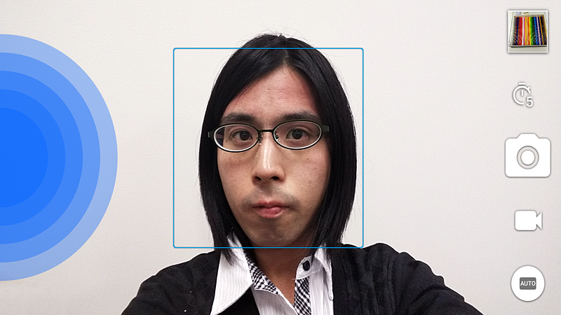 インカメラ。目線を誘導するガイド機能を備える