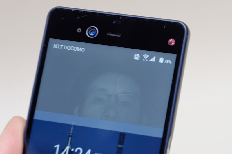 虹彩認証も一瞬で処理が終わるとはいえ、顔の前まで端末を持ってくる動作がある分、指紋認証と比べてスピーディーさは劣ります