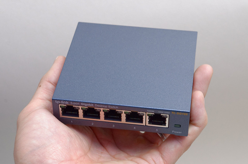 外観はとってもシンプル。5ポートということもあってコンパクト