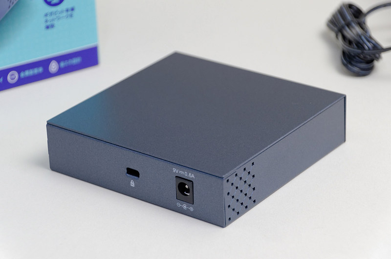 背面にあるのは電源端子とセキュリティスロット