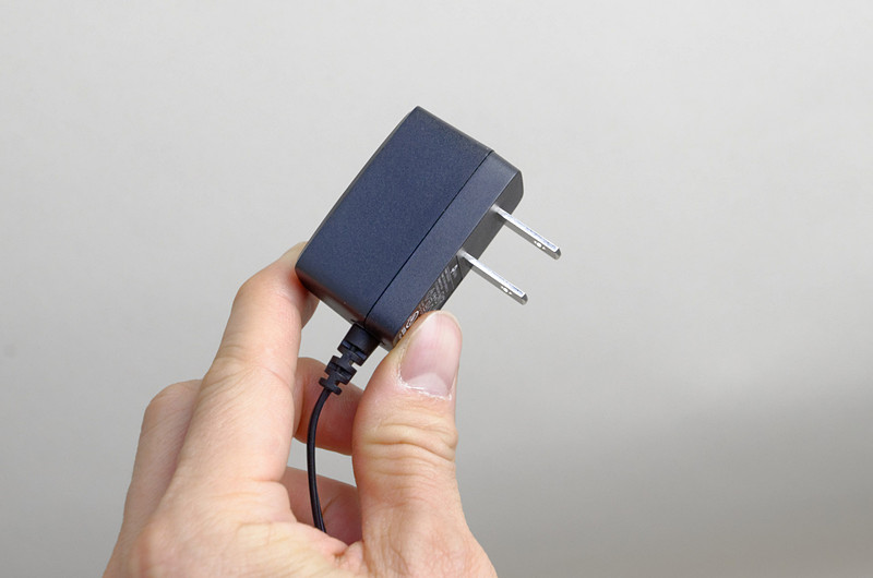 この小さいACアダプターがまたカワイイ