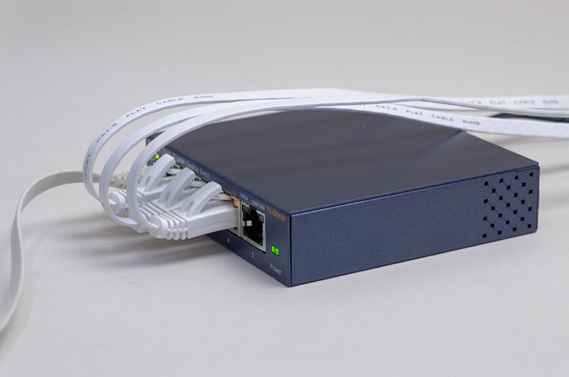 ケーブルを接続するとこんな感じ。今はもう視界に入らない場所に置いてある……