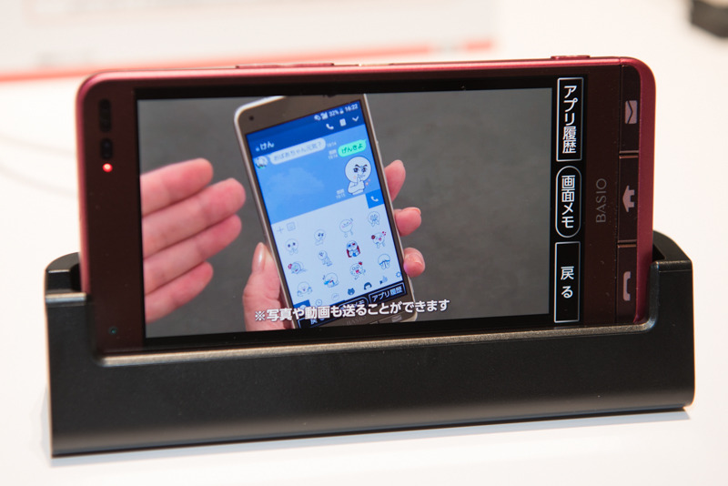 パッケージ同梱の充電用クレードルとプリインストールされる動画