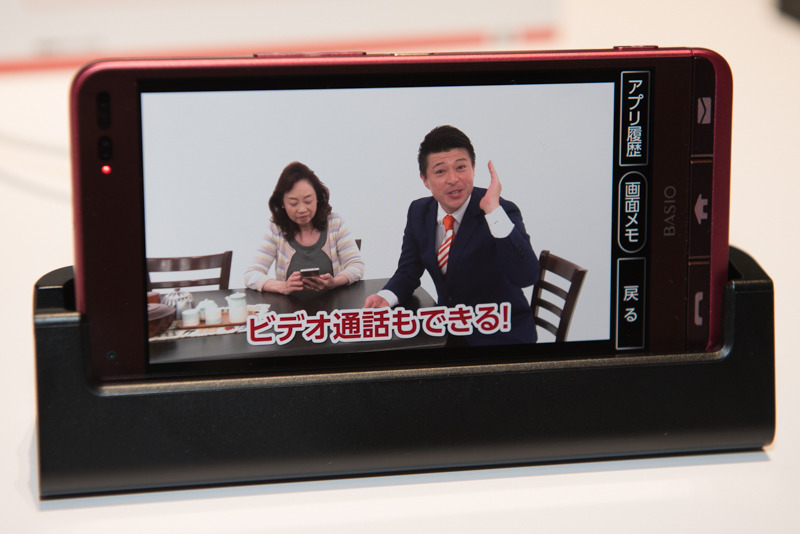 通販番組のようなノリで端末の機能や使い方を紹介