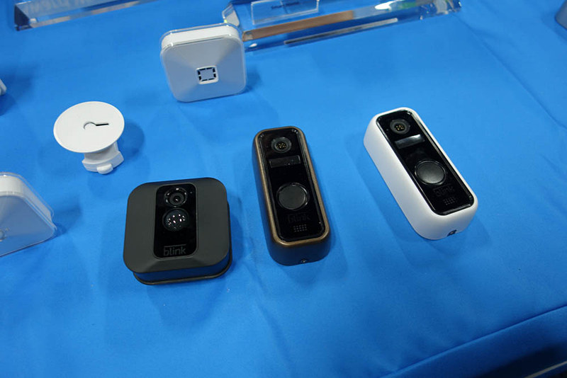 右の白い細長い2台が「Video Doorbell」
