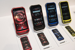 TORQUE G03」の新色レッド登場、3月下旬発売 - ケータイ Watch