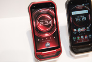 TORQUE G03」の新色レッド登場、3月下旬発売 - ケータイ Watch