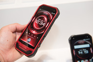 TORQUE G03」の新色レッド登場、3月下旬発売 - ケータイ Watch