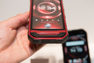 TORQUE G03」の新色レッド登場、3月下旬発売 - ケータイ Watch