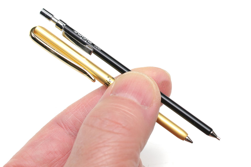 ミニサイズのペンをついつい買ってしまいます。10cm程度以下の、短くて細いペンを見ると、無性に入手したくなる。高いものでもないし、後述のように実用性も高いので、「しょっちゅう買ってしまって」いて、使い切れないほどたくさんあります。