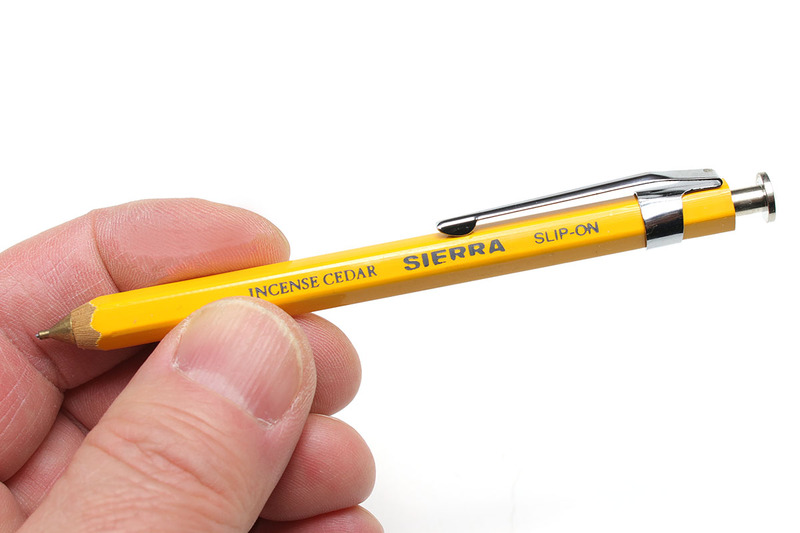 長さ10cmほどのシャープペンシル。メモ帳とセットにすると、嵩張らずに持ち歩けて、いつでもメモが取れて実用的です。