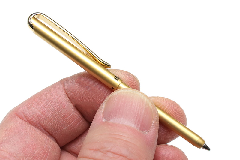 長さ8cmほどの細いボールペン。多くの一般的な財布に入ります。財布に名刺サイズのメッセージカードなどを入れておけば、「財布さえあればメモを書ける」ので便利。