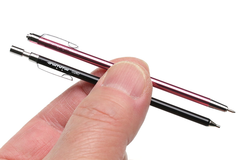 長さ9cmほどのボールペンとシャーペン。極細なので、名刺サイズメモ帳と合わせて2本携帯しても嵩張りません。