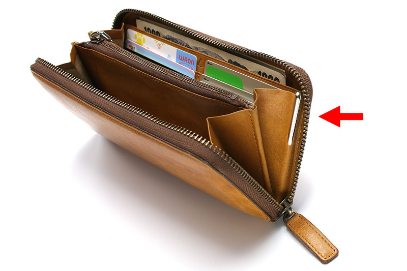 紙幣の短辺は約8cmほど。ですので、REGULARやBOLDなら写真のように長財布に入ります。細身なので財布が厚くなる感じもほとんどありません。クリップがペンの端になっているので、写真のように挿しても出っ張りができない点も実用的です。