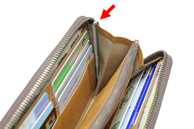 紙幣の短辺は約8cmほど。ですので、REGULARやBOLDなら写真のように長財布に入ります。細身なので財布が厚くなる感じもほとんどありません。クリップがペンの端になっているので、写真のように挿しても出っ張りができない点も実用的です。