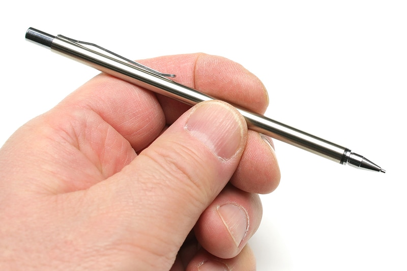 パイロットの「バーディスイッチ HSBN-50S」。小さめ細めのペンという印象ですが……。