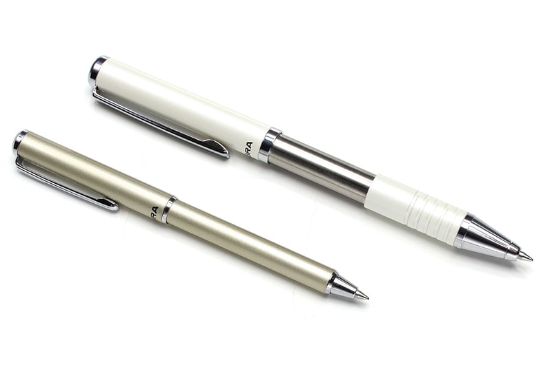 ゼブラ「SL-F1」シリーズ。シャンパンゴールドっぽい銀が細め短めの「SL-F1 mini」で、白が太め長めの「SL-F1 ST」です。どちらも伸ばすとボールペンが露出して筆記できる状態になり、縮めるとボールペンが格納されて携帯できる状態になります。