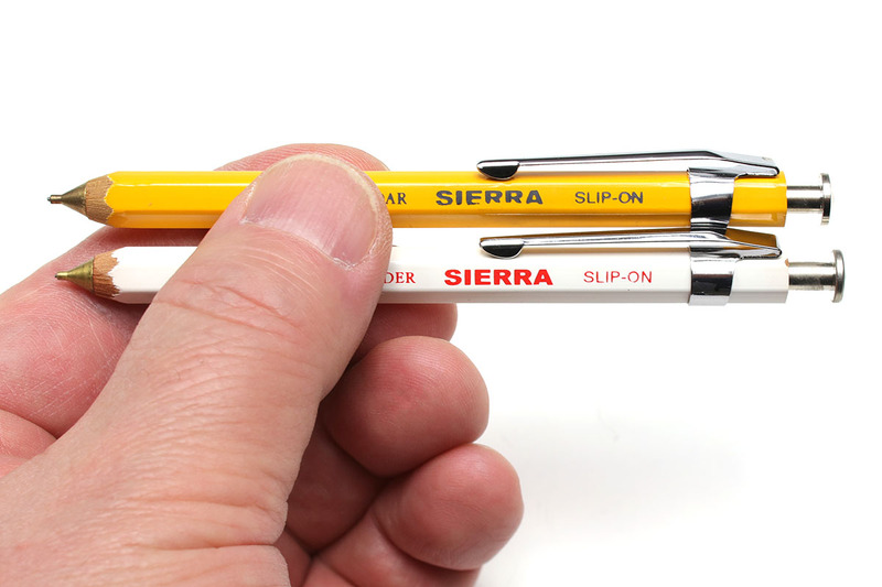 スリップオンの「木軸シャープペンS」。軸径8mmで長さ107mmの、鉛筆を短くしたようなシャーペンです。ブロックロディアのNo.11にジャストマッチします。