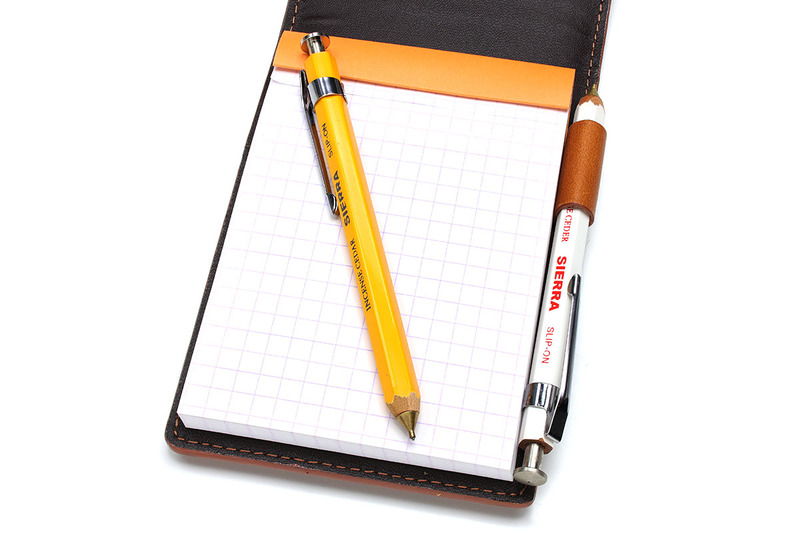 スリップオンの「木軸シャープペンS」。軸径8mmで長さ107mmの、鉛筆を短くしたようなシャーペンです。ブロックロディアのNo.11にジャストマッチします。