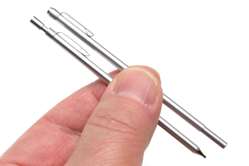 無印良品の「アルミ極細ボールペン」と「アルミ極細シャープペン」。OHTOの極細シャープペン・ボールペンと激似の細さです。ボールペンのほうはノック式ではなく、ペンをいったん引き抜いて逆向きに挿して使うタイプ。シャーペンはOHTOからのOEM供給品と思えるほど、OHTO「ミニモシャープ」に酷似しています。