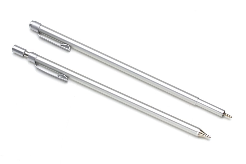 無印良品の「アルミ極細ボールペン」と「アルミ極細シャープペン」。OHTOの極細シャープペン・ボールペンと激似の細さです。ボールペンのほうはノック式ではなく、ペンをいったん引き抜いて逆向きに挿して使うタイプ。シャーペンはOHTOからのOEM供給品と思えるほど、OHTO「ミニモシャープ」に酷似しています。