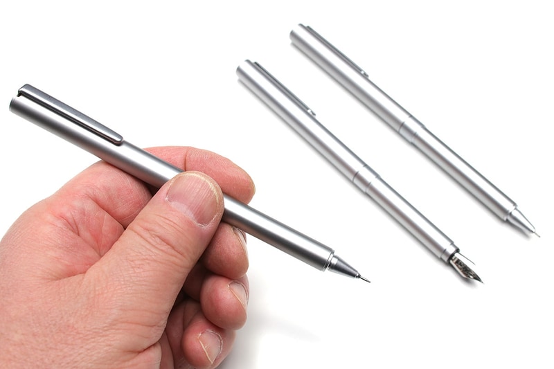 こちらは「アルミポケットシャープペン」「アルミポケットゲルインキボールペン」「アルミポケット万年筆」。キャップを抜いてペンのお尻に装着すると、筆記具として実用的な長さになります。