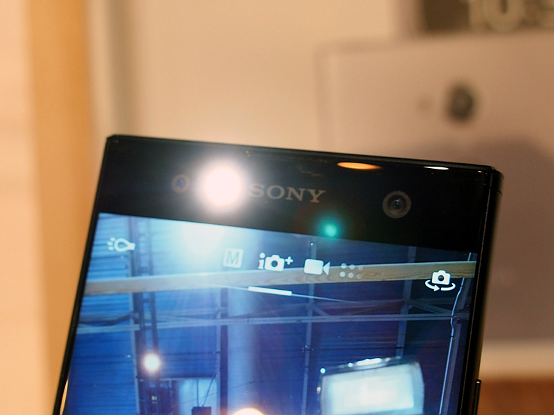 前面に2つのカメラとセルフィー用のフラッシュを搭載する