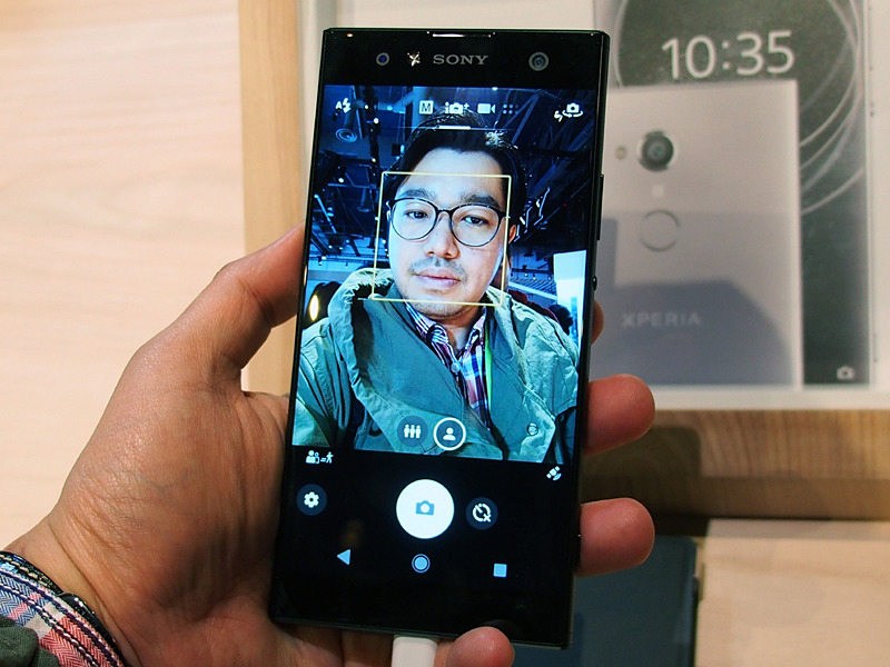 広角と標準画角を、ボタン1つで切り替えられる。標準画角の方が、手ぶれ補正に対応するなど、画質が高い