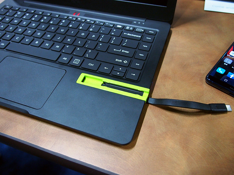 スマートフォンと接続するUSB Type-Cケーブル