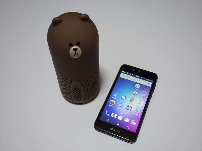 Clova Friends（左）とGRAND M（右）。Clova Friendsはスマートスピーカーとは思えない、可愛い水筒みたいだ。今回のテストはあまりにも異種格闘技戦状態である