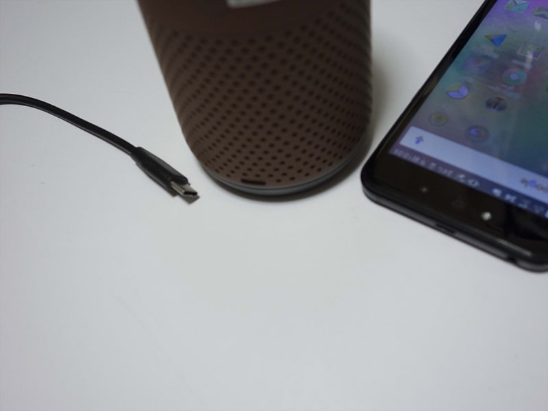 Clova Friendsの充電端子はUSB Type-C。なんだかこれだけでもGRAND Mの負けではないか、と思ってしまう（GRAND Mは従来のmicroUSBだ）