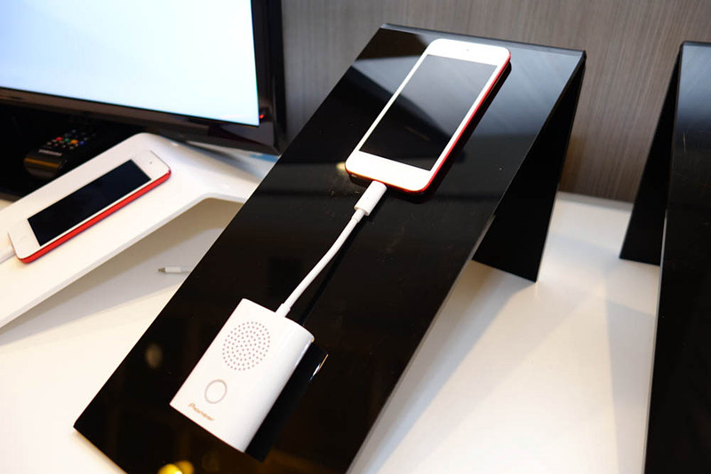 RAYZシリーズのスピーカーホンユニット。こちらもLightning電源供給なので充電不要で使える