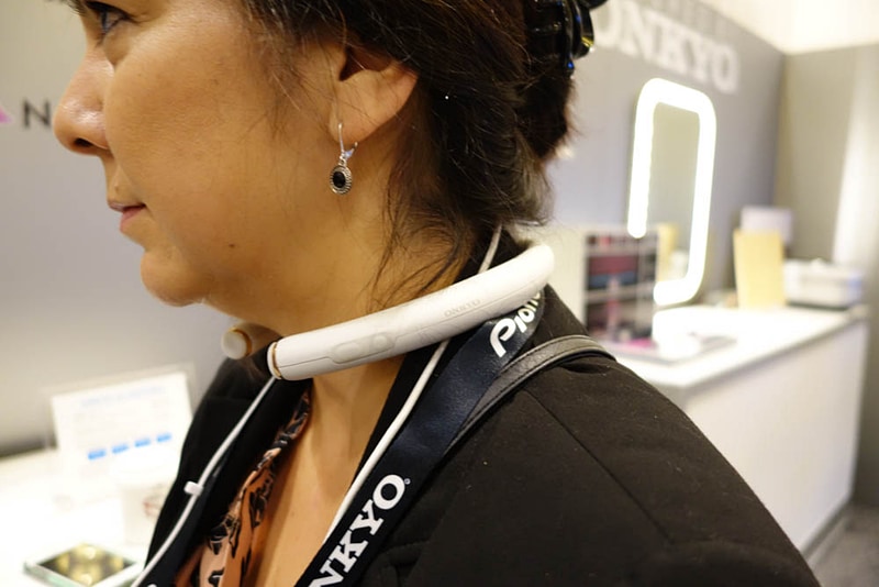 こんな感じで首にかけるので、常時装着しやすい。が、このデザインも「試しに作ってみた」的なものだという