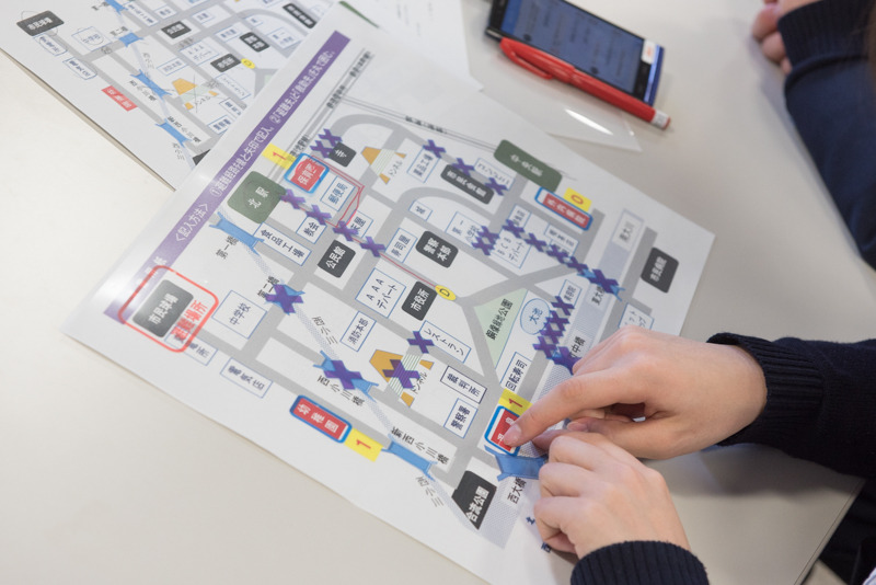 避難ルートの選定に失敗してしまった班。ほかの班からの情報不足からか、通行できなかったルートを選び、避難に適した場所も特定できなかった