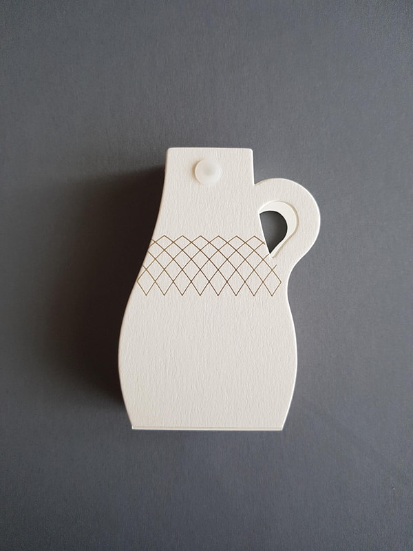 パッケージをあけると白いフラワーポッドが現れる