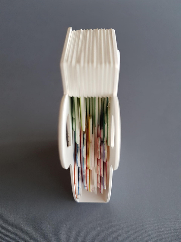 厚紙で作られた12種類の花が収録されている