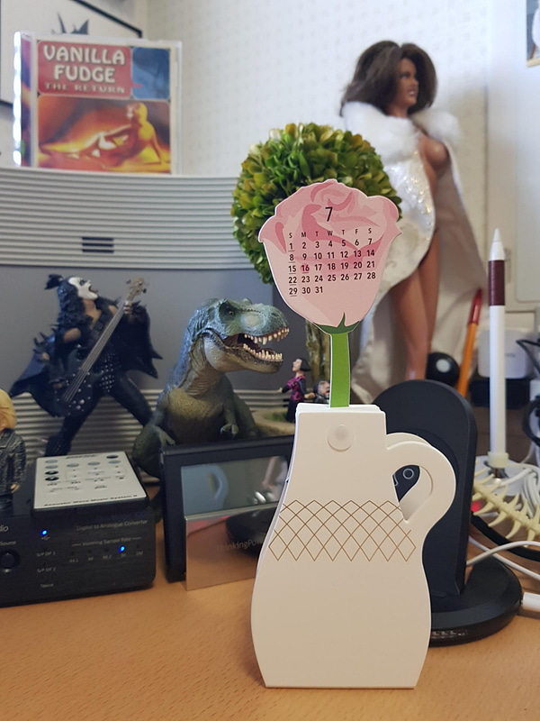 予想通り、私の机の上はまったく場違いでした