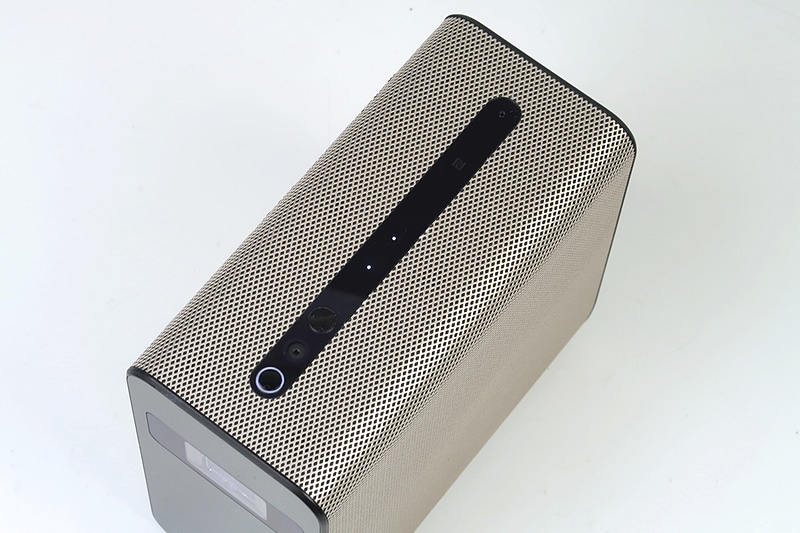 左から電源ボタン、カメラ、音量ボタン