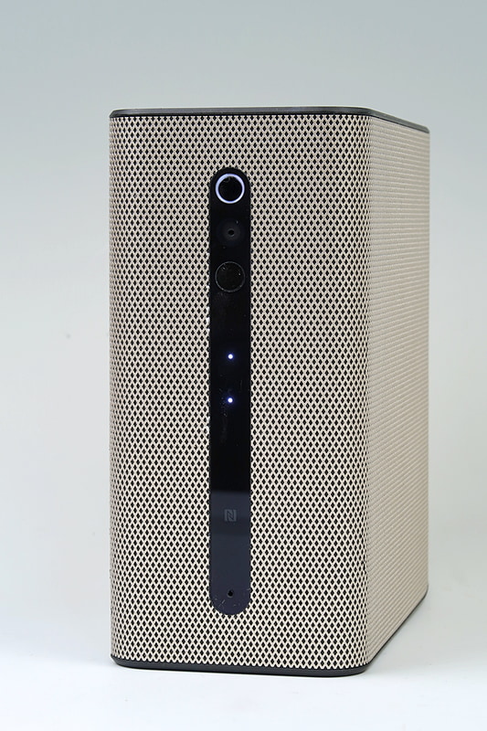 壁に投写するときは、こちらの操作部を前にして設置する