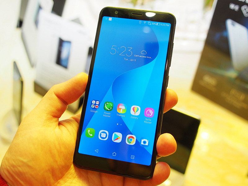 ディスプレイのアスペクト比は18:9で縦長。横幅が抑えられ、手にフィットする