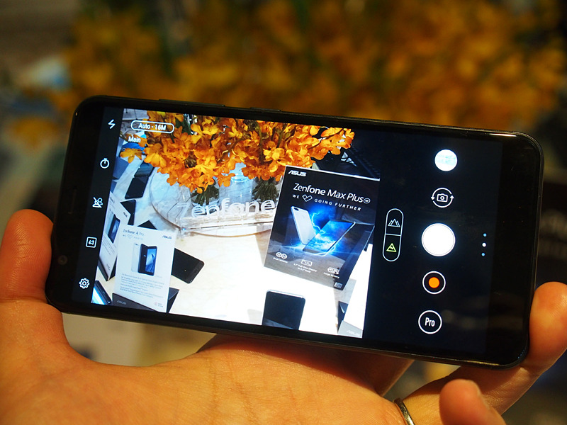 標準と広角、2つのアウトカメラを搭載し、切り替えも簡単