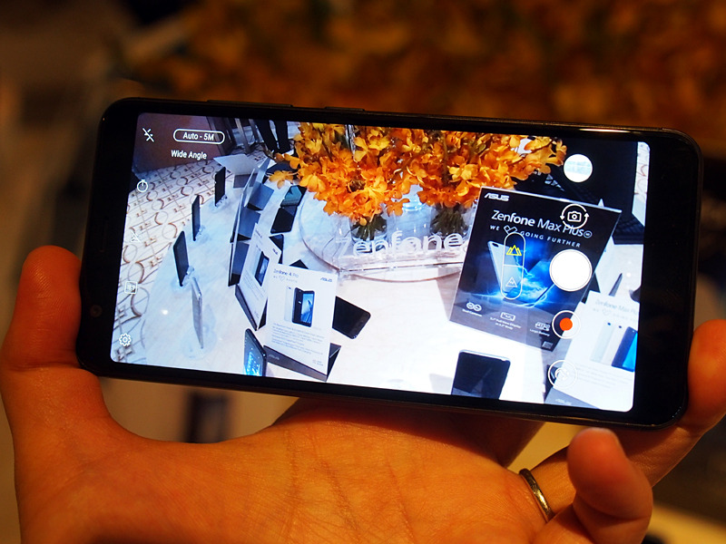 標準と広角、2つのアウトカメラを搭載し、切り替えも簡単