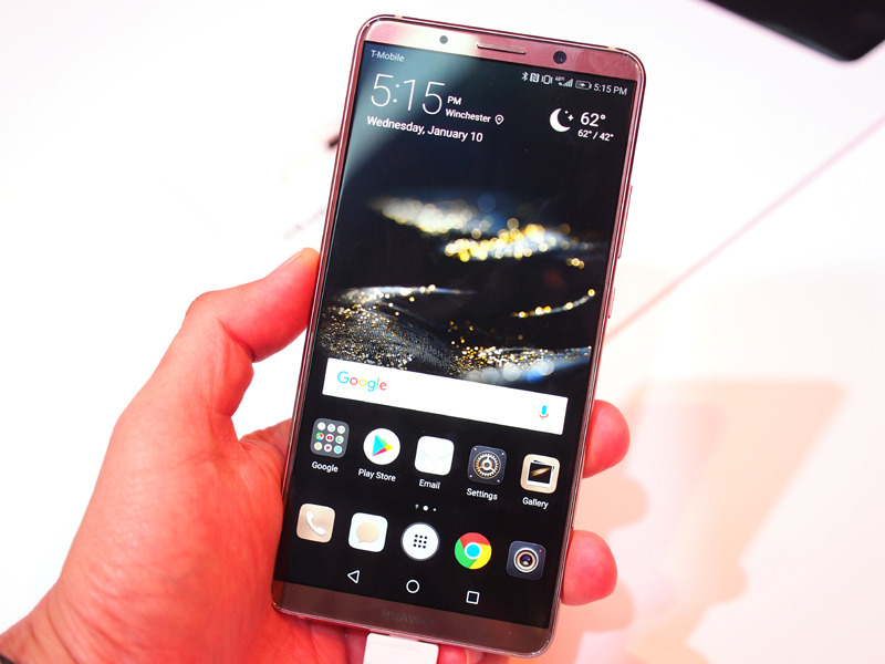 CESのファーウェイブースの中心は、米国発売が決まったMate 10 Proだった。写真は日本で未発売のモカ・ブラウン