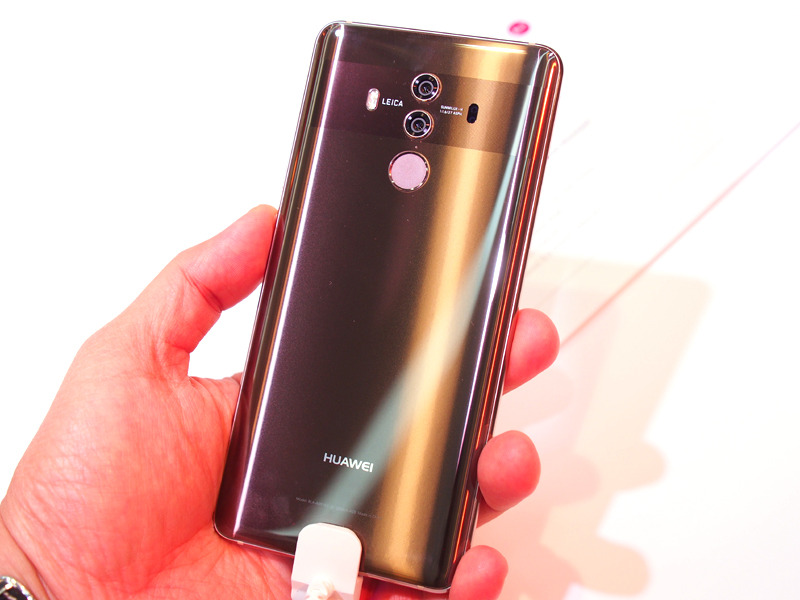 CESのファーウェイブースの中心は、米国発売が決まったMate 10 Proだった。写真は日本で未発売のモカ・ブラウン