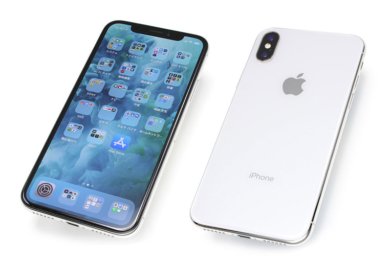 アップル「iPhone X」。先端的な機能性が多々ある端末ですが、iPhone 8に近いコンパクトさでありながら、iPhone 8 Plusのように広い画面を搭載するのは、やはり使いやすく「バランスが良い」と感じられる点です。